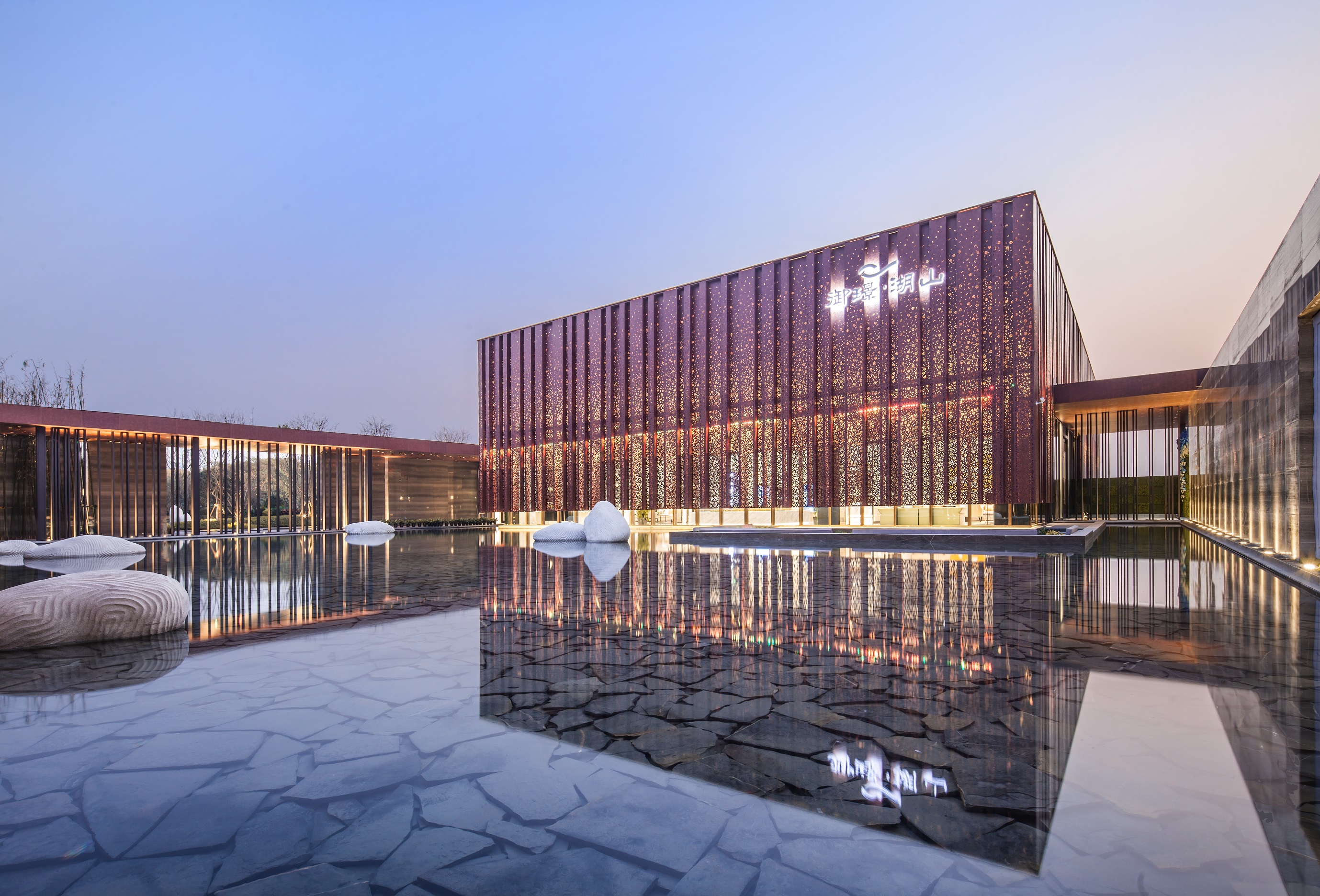 星空·综合体育
建筑优秀奖项目，重庆御璟·湖山展示中心